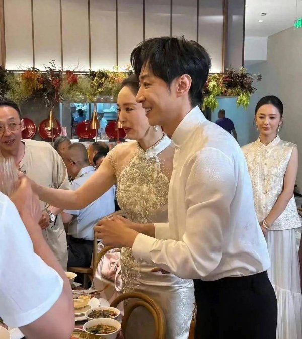 胜亿配资 董璇张维伊婚宴温馨现场，佟丽娅低调当伴娘获赞有分寸